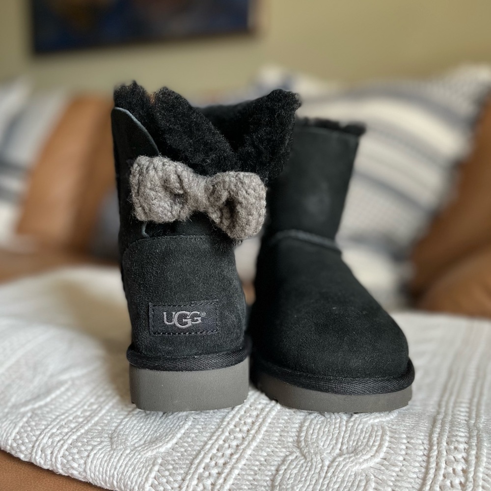 UGG ARIELLE CLASSIC SHORT BLACK BOOT, Sz 6